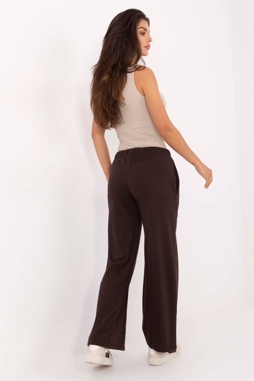 Tmavě hnědé kalhoty