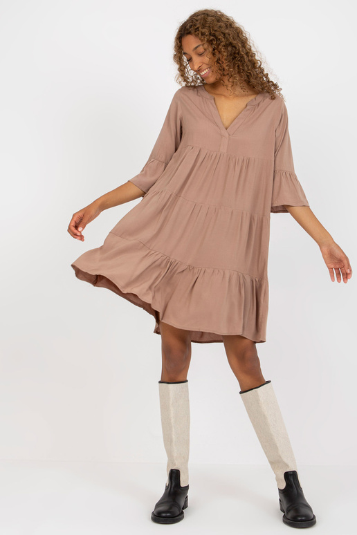 Tmavě béžové šaty s volány a 3/4...