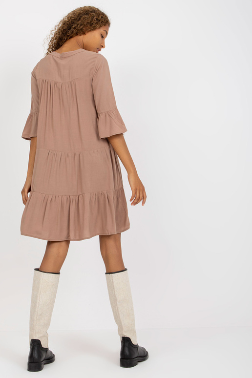 Tmavě béžové šaty s volány a 3/4...