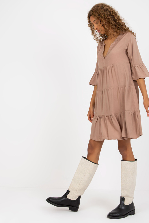 Tmavě béžové šaty s volány a 3/4...