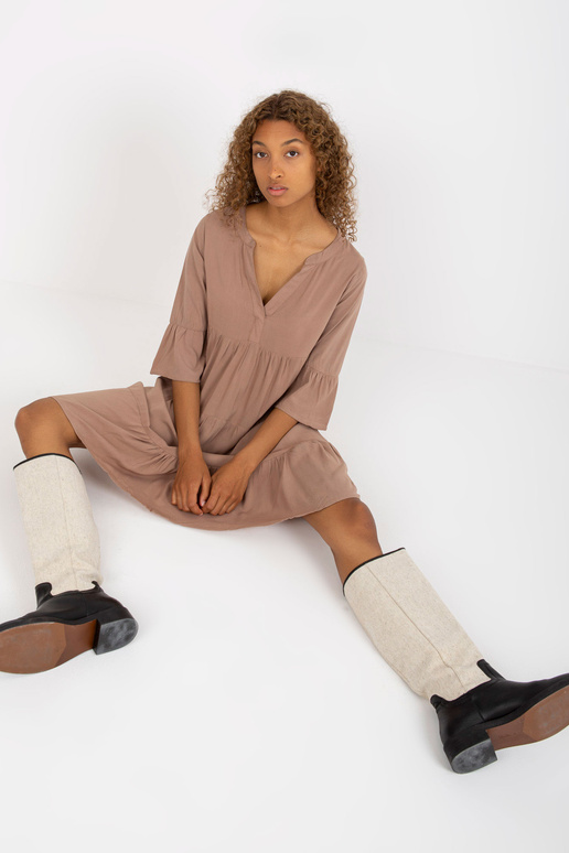 Tmavě béžové šaty s volány a 3/4...