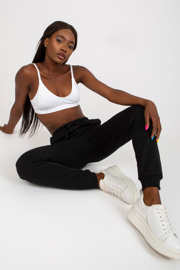 Černé basic tepláky s kapsami 2