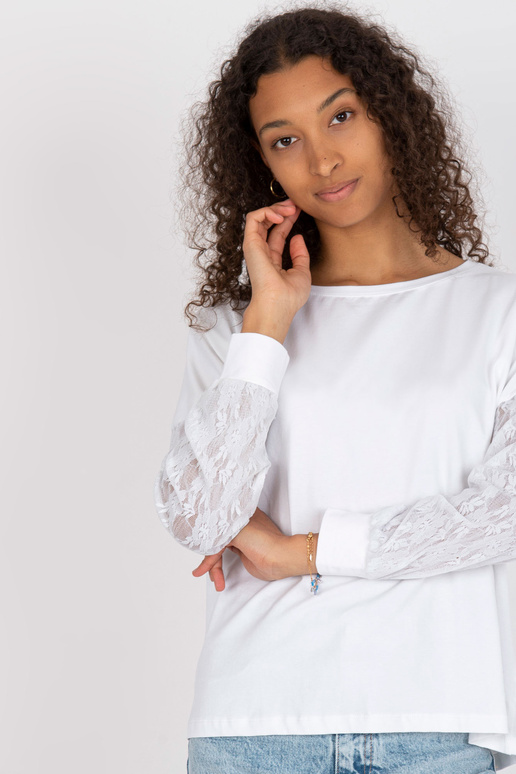 Bílá halenka s krajkovými rukávy...