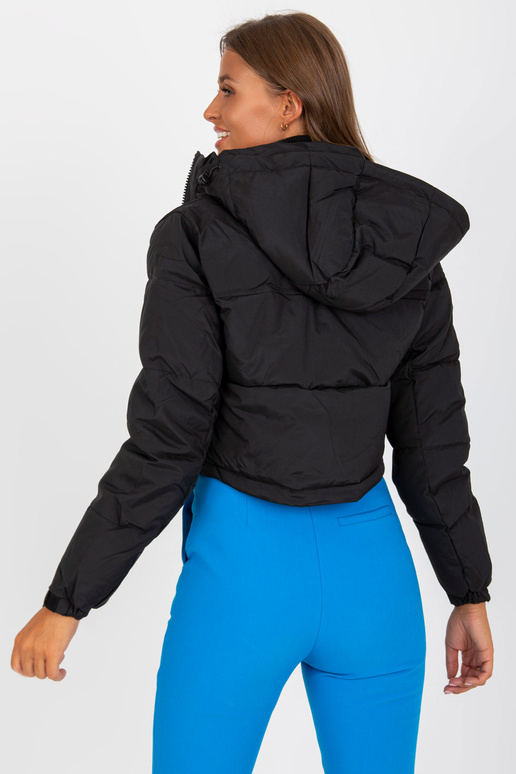 Černá krátká zimní bunda s prošíváním Černá krátká zimní bunda s prošíváním