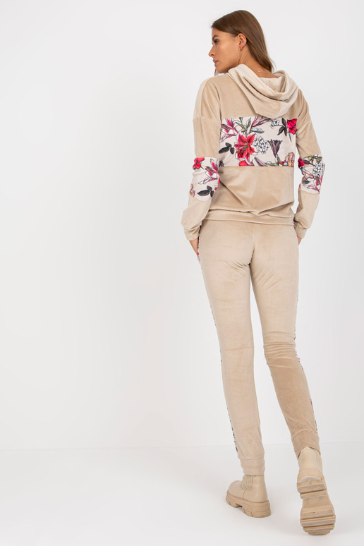 Béžový dvoudílný velurový komplet s... Béžový dvoudílný velurový komplet s...