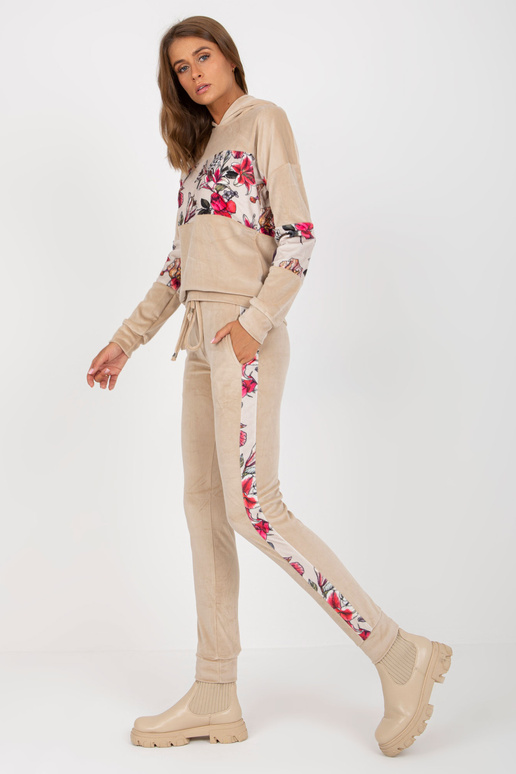 Béžový dvoudílný velurový komplet s... Béžový dvoudílný velurový komplet s...