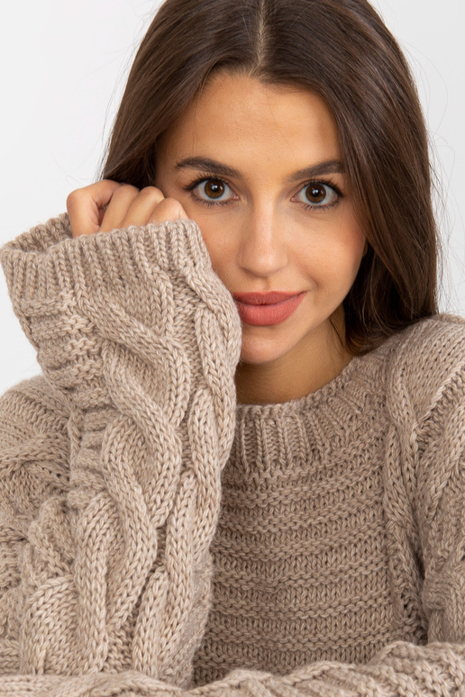 Béžový svetr s copánky a širokými...