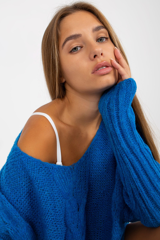 Modrý volný svetr s copánky a...