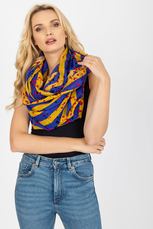 Gelber Schlingenkamin mit Drucken