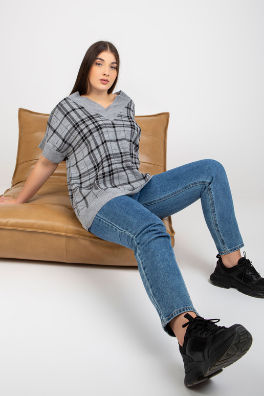 Šedá pletená kostkovaná vesta větší... Šedá pletená kostkovaná vesta větší...