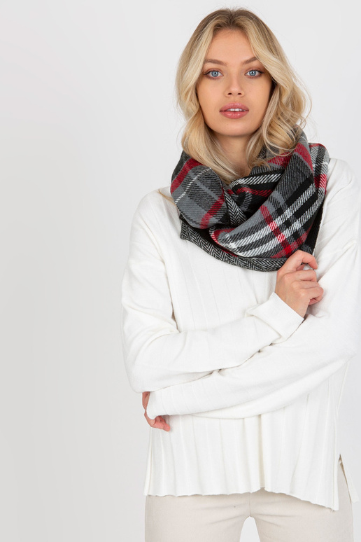 Šedočervený teplý komín s kostkovaným...