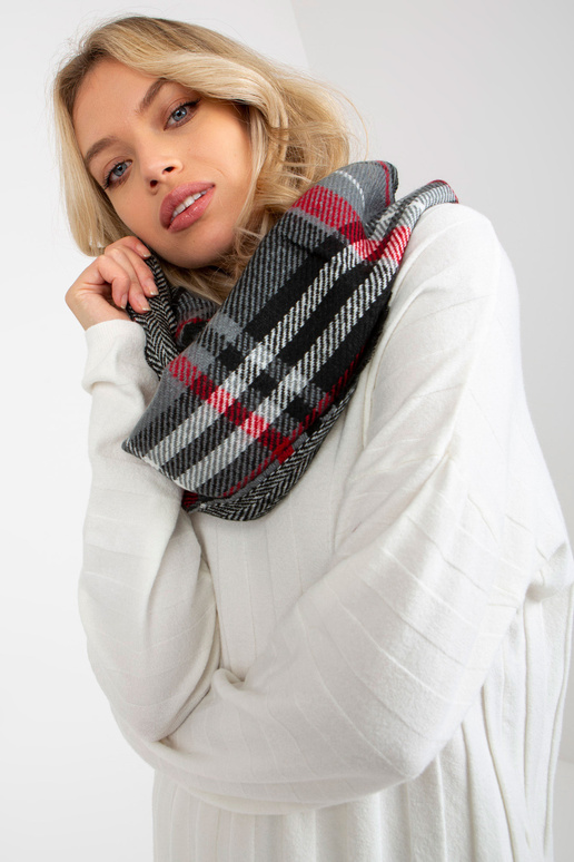 Šedočervený teplý komín s kostkovaným...