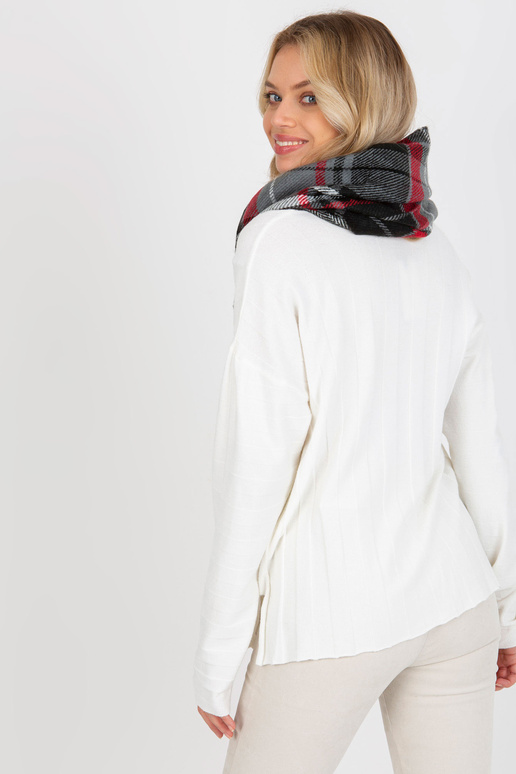 Šedočervený teplý komín s kostkovaným...