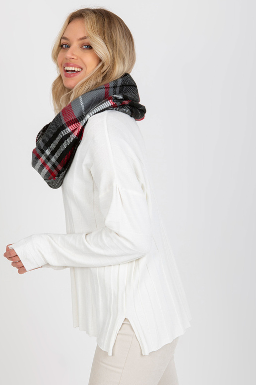 Šedočervený teplý komín s kostkovaným...