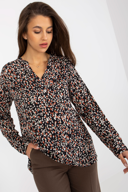 Černá halenka s potiskem a výstřihem...