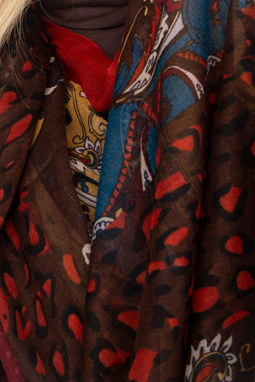 Brauner Schlingenkamin mit Drucken