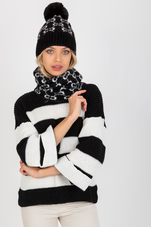 Černobílý zimní šátek se vzory