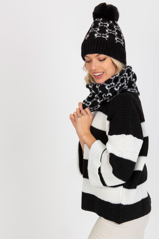 Černobílý zimní šátek se vzory