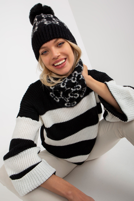 Černobílý zimní šátek se vzory