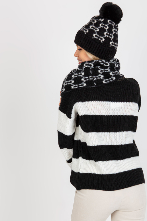 Černobílý zimní šátek se vzory