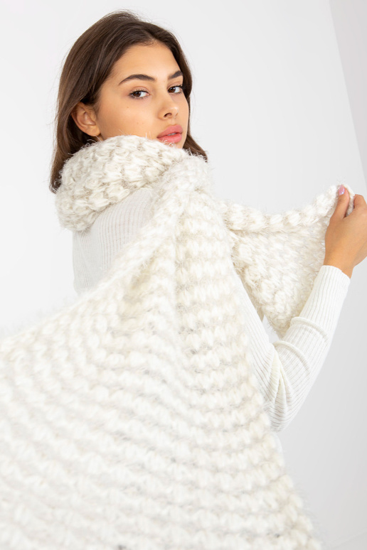 Bílá zimní šála