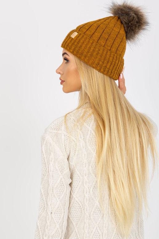 Hořčicová zimní čepice s bambulí RUE...