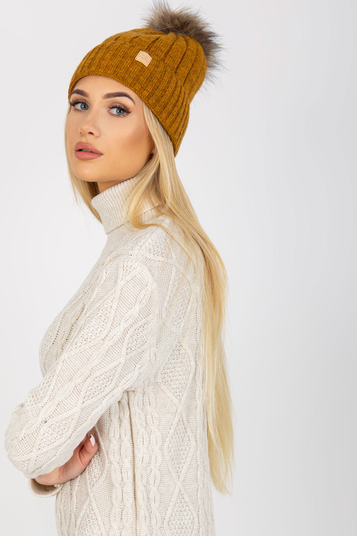 Hořčicová zimní čepice s bambulí RUE...