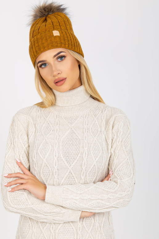 Hořčicová zimní čepice s bambulí RUE...