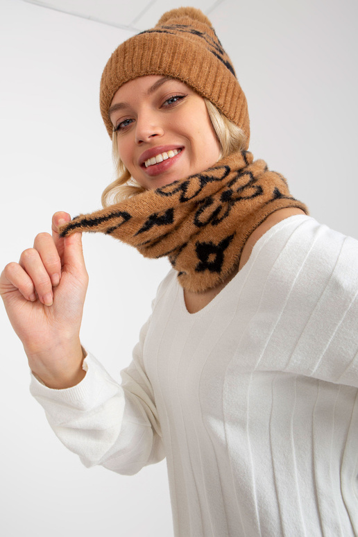 Velbloud a černý teplý komín se vzory