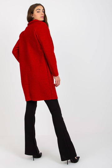 Tmavě červený plyšový kabát...