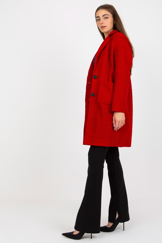 Tmavě červený plyšový kabát s kapsami...