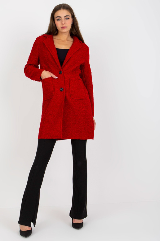 Tmavě červený plyšový kabát s kapsami...