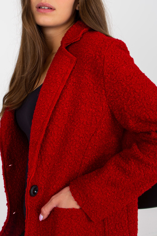 Tmavě červený plyšový kabát s kapsami...