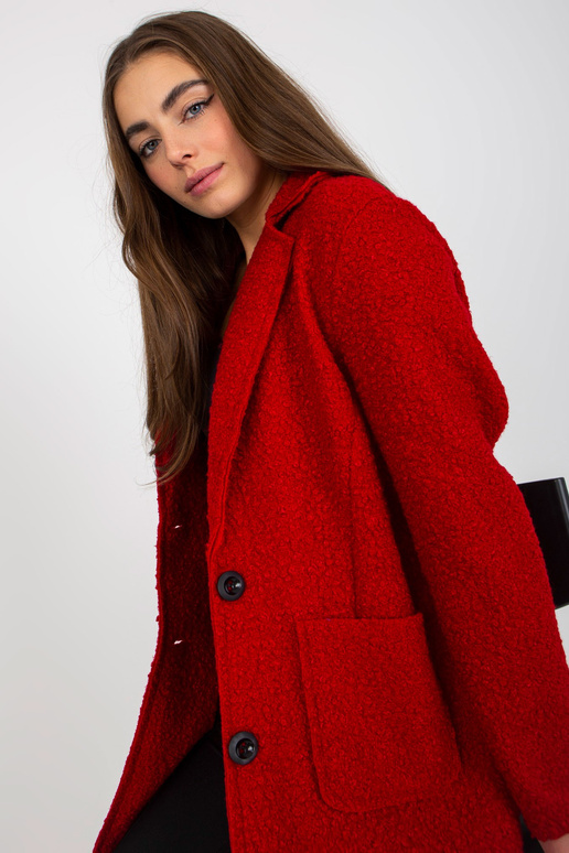 Tmavě červený plyšový kabát s kapsami...