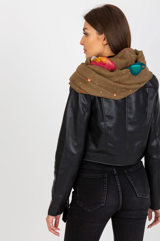 Béžový závěsný komín s potisky