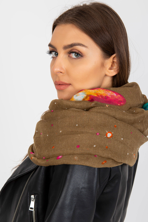 Béžový závěsný komín s potisky