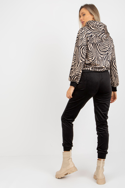 Béžová a černá velurová souprava se...