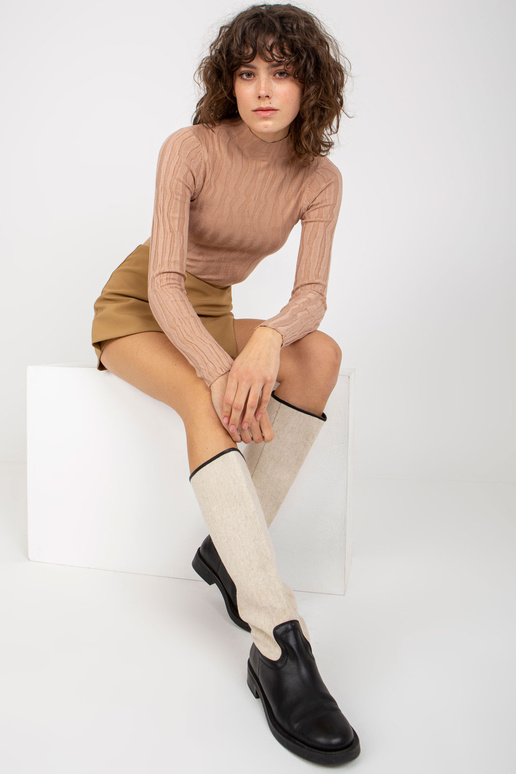 Tmavě béžový vypasovaný krátký svetr...