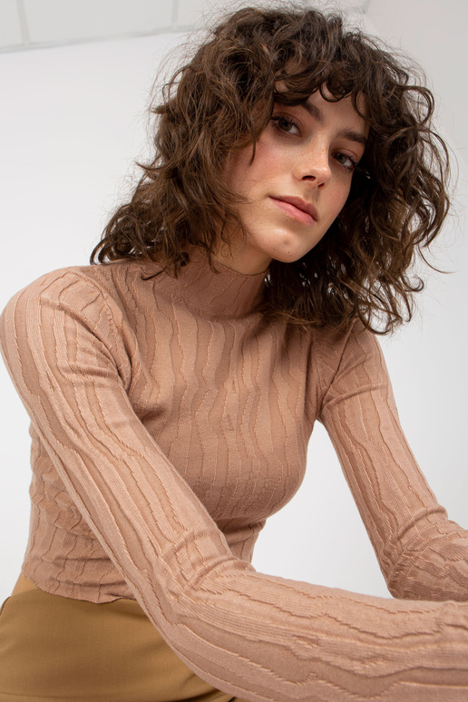 Tmavě béžový vypasovaný krátký svetr...