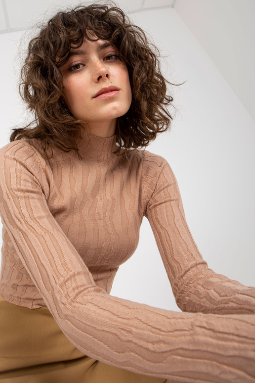 Tmavě béžový vypasovaný krátký svetr...