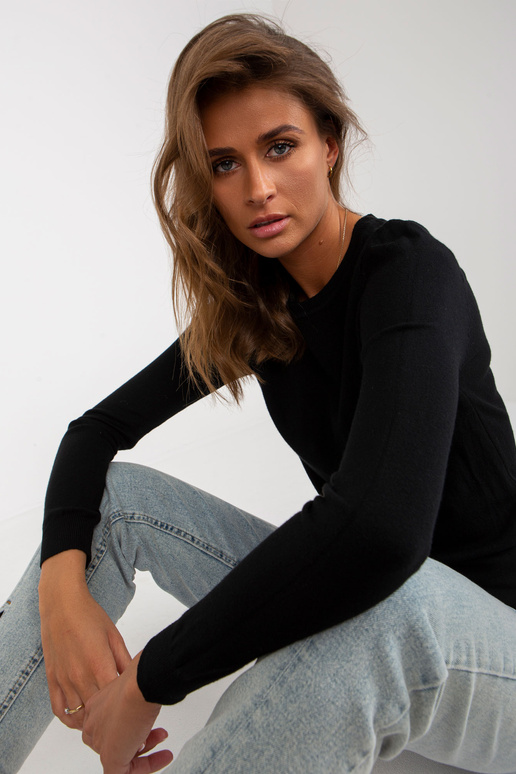 Černý klasický svetr s kulatým výstřihem