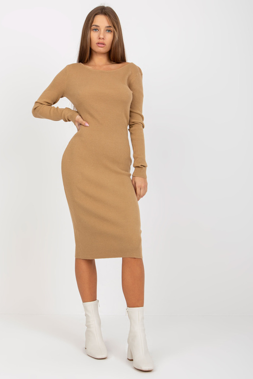 Velbloudí pletené šaty s řetízkem na...