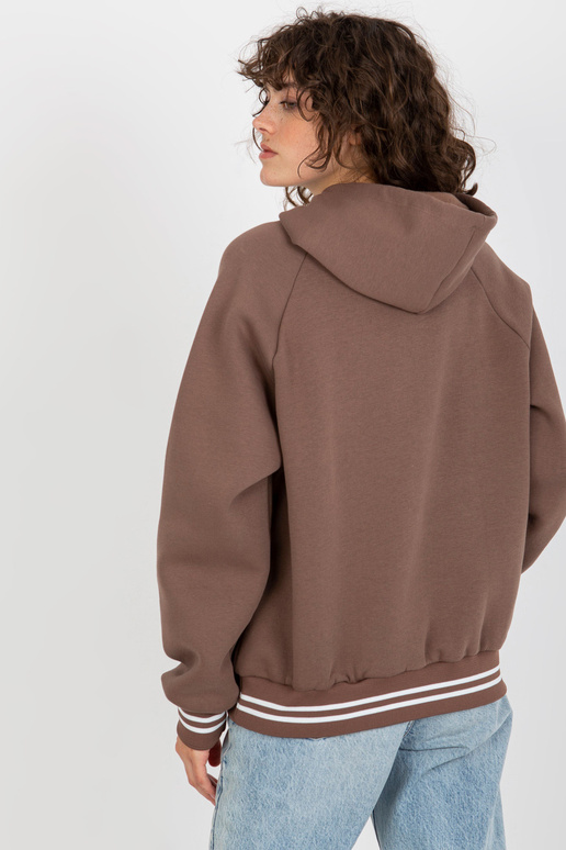 Hnědá mikina s mikinou a nášivkou