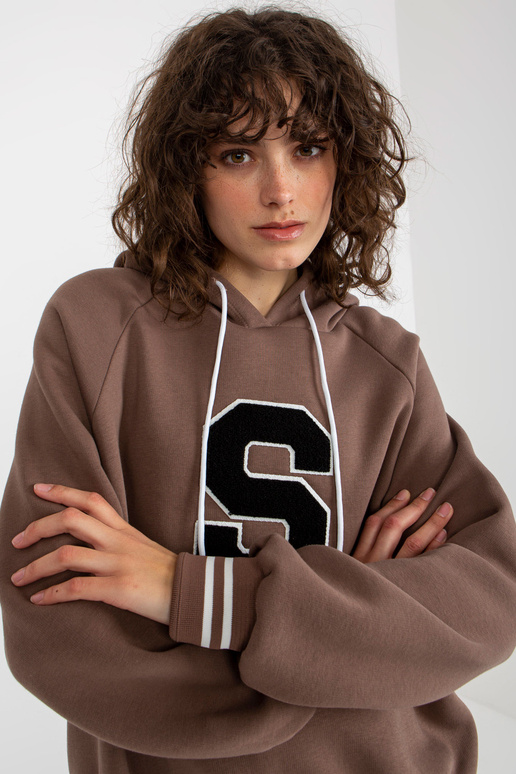 Hnědá mikina s mikinou a nášivkou