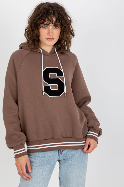 Hnědá mikina s mikinou a nášivkou