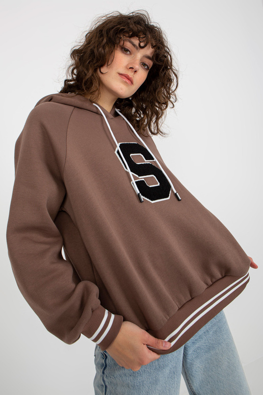 Hnědá mikina s mikinou a nášivkou