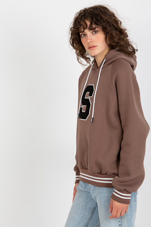 Hnědá mikina s mikinou a nášivkou