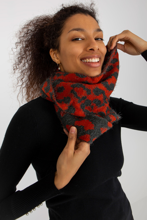 Šedo-oranžový zimní komín se vzory