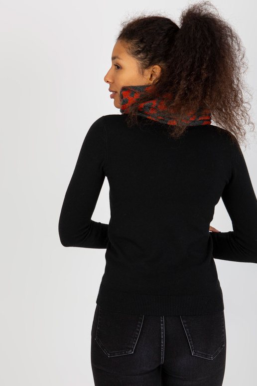 Šedo-oranžový zimní komín se vzory