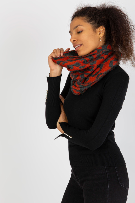 Šedo-oranžový zimní komín se vzory